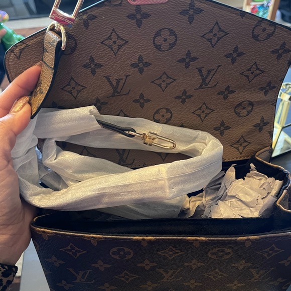 Leather purse, never used don’t need it anymore:). SOLD - Picture 2 of 3